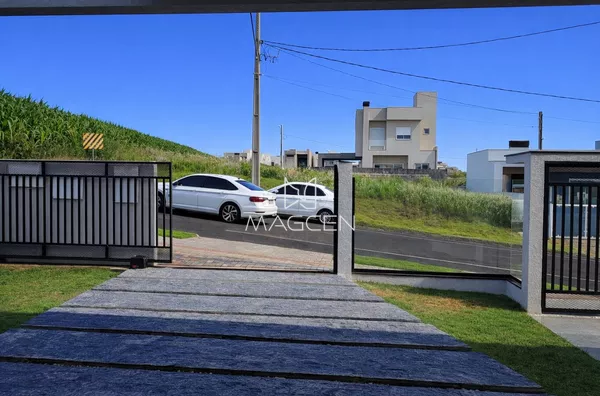 Casa em lote inteiro e 2 garagens 