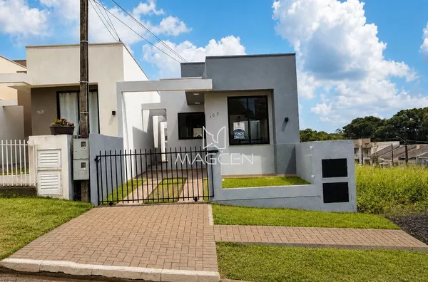 Casa com churrasqueira e amplo espaço nos fundos no bairro Fraron