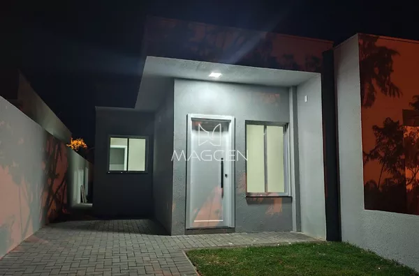 Casa com murros altos para edícula futura 