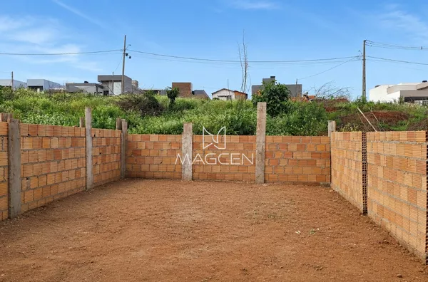 Casa nova com ampla sobra de lote e possibilidade de ampliação no Fraron