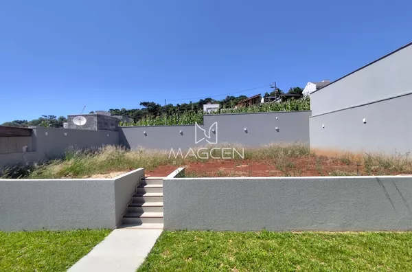 Sobrado com três suítes na entrada do bairro São Francisco