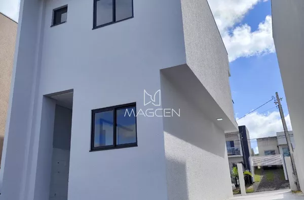 Sobrado com espaço para dois carros 