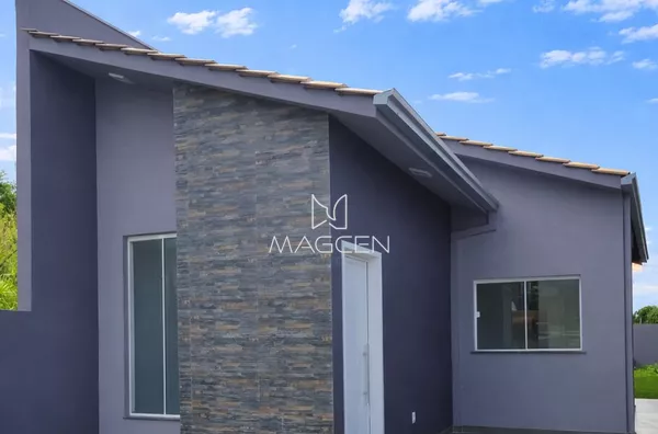 Casa de dois quartos com sobra de lote 