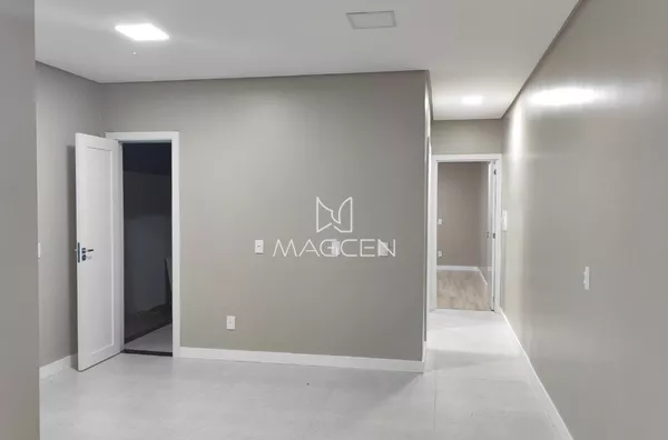 Casa com murros altos para edícula futura 