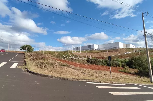 Terreno na frente do Shopping para construir edifício 