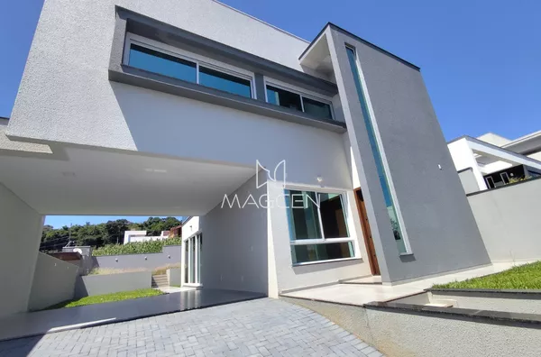 Sobrado com três suítes na entrada do bairro São Francisco