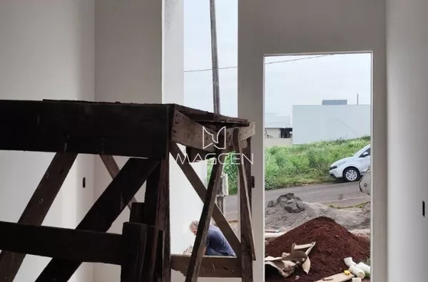 Casa nova com ampla sobra de lote e possibilidade de ampliação no Fraron