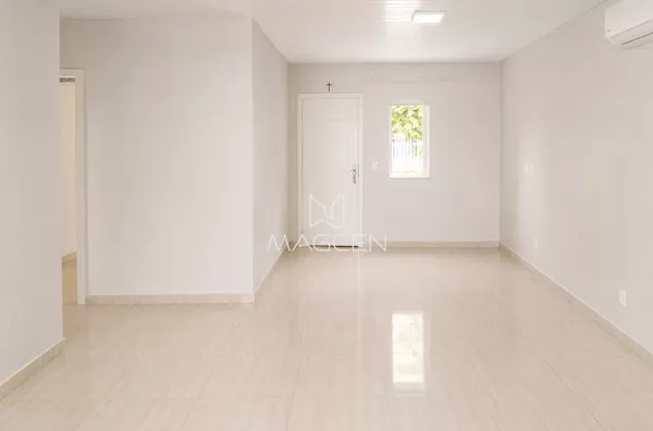 Casa com piscina perto do posto de saúde do Fraron 