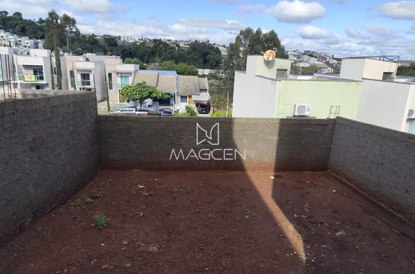 Sobrado com espaço para dois carros 