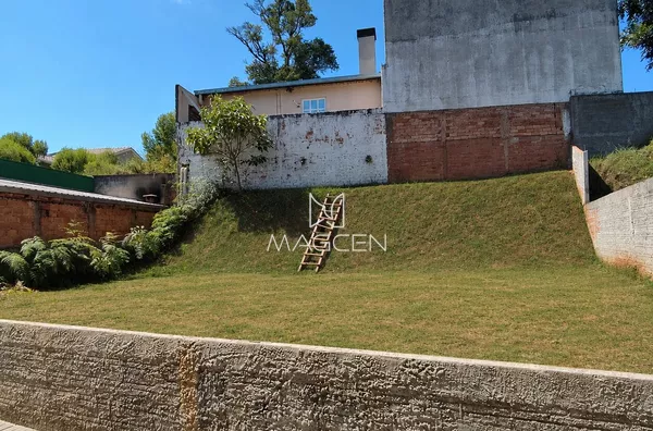 Sobrado na entrada do bairro São Francisco 