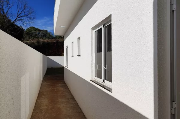 Casa com muita sobra de lote e área de festas 