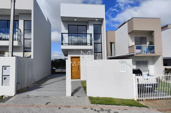 Sobrado com espaço para dois carros 