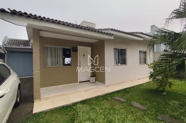 Casa com piscina perto do posto de saúde do Fraron 