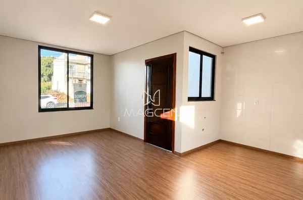 Casa com churrasqueira e amplo espaço nos fundos no bairro Fraron