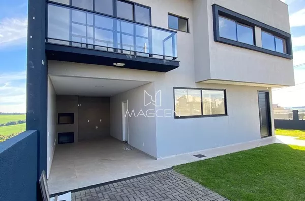 Casa com três suítes à venda