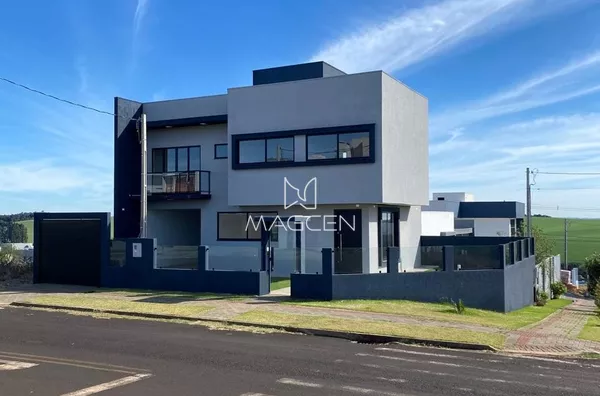 Casa com três suítes à venda