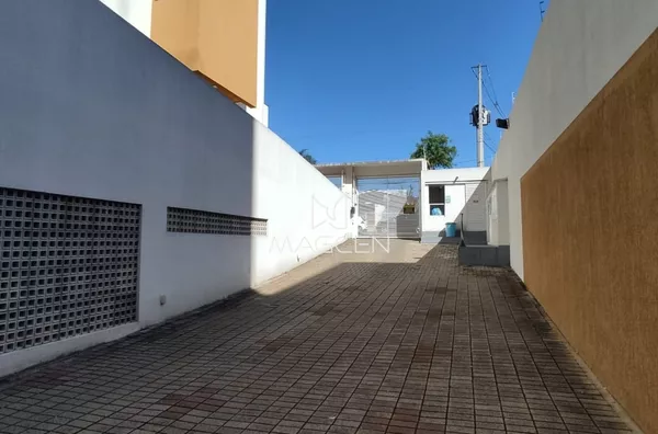 Apartamento com sol da manhã na sacada