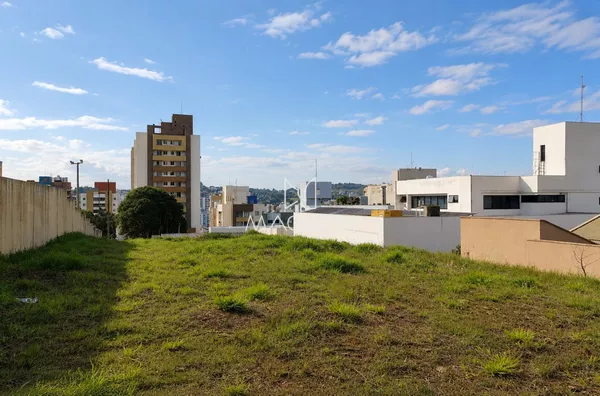 Terreno grande próximo à AV. Tupi