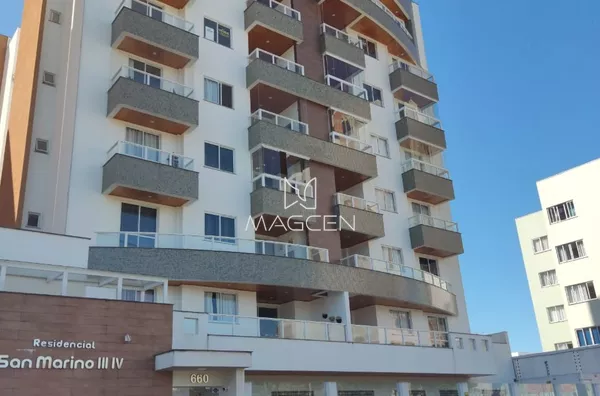 Apartamento com sol da manhã na sacada