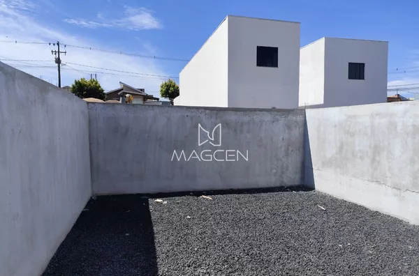 Casa com murros altos para edícula futura 