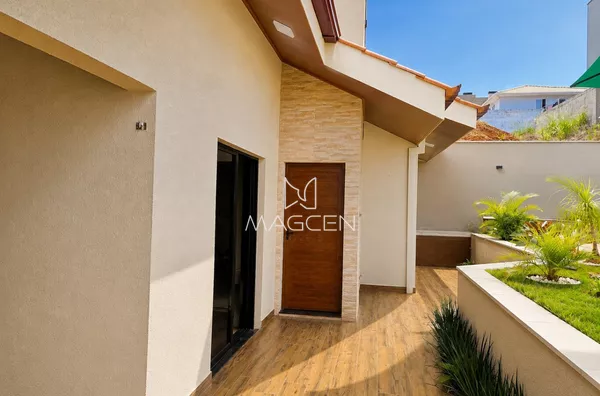 Casa com piscina aquecida e amplo terreno no bairro Fraron