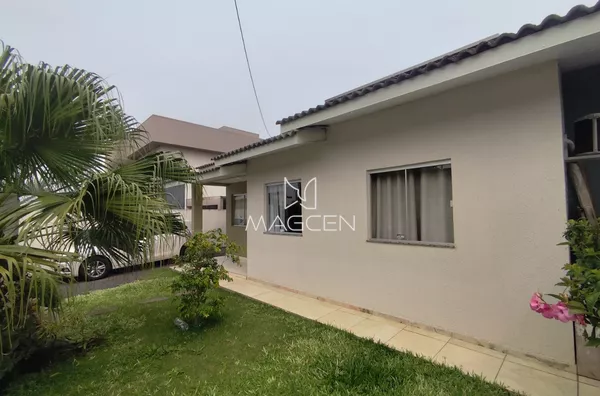 Casa com piscina perto do posto de saúde do Fraron 