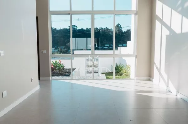 Casa com três suítes no bairro Industrial 