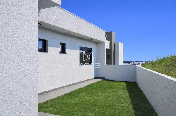 Casa em lote inteiro e 2 garagens 