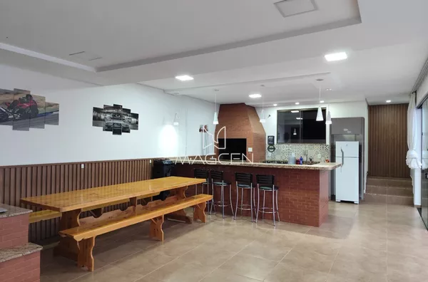 Casa perto do Centro com área de festas grande 