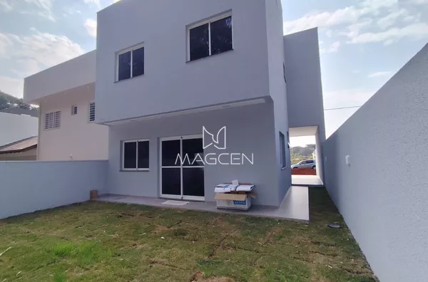 Sobrado na entrada no bairro Fraron 