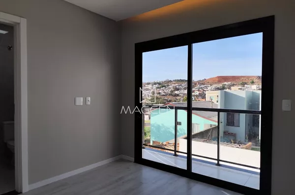 suíte com sacada voltada para os fundos 