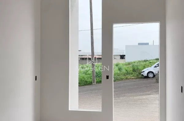 Casa nova com ampla sobra de lote e possibilidade de ampliação no Fraron
