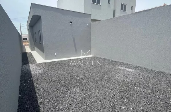 Casa com sobra de lote para ampliação 
