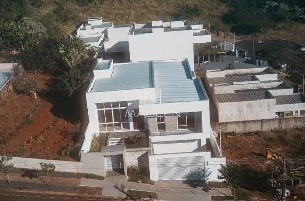 Casa com três suítes no bairro Industrial 