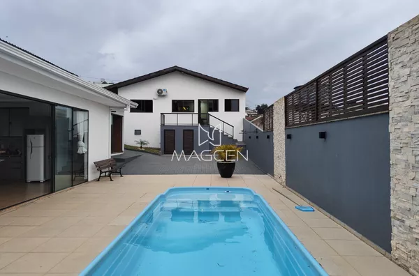 Casa perto do Centro com área de festas grande 