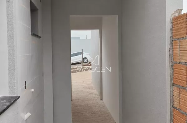 Casa nova com ampla sobra de lote e possibilidade de ampliação no Fraron