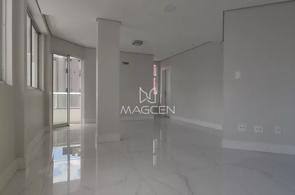 Apartamento de alto padrão no edifício Alice Sartor, com três suítes.