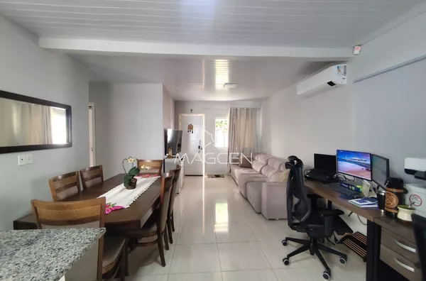 Casa com piscina perto do posto de saúde do Fraron 