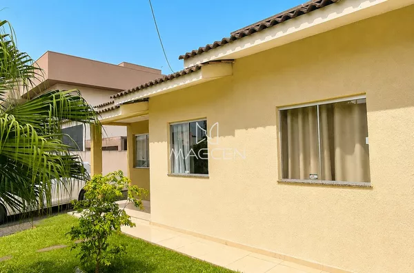 Casa com piscina perto do posto de saúde do Fraron 