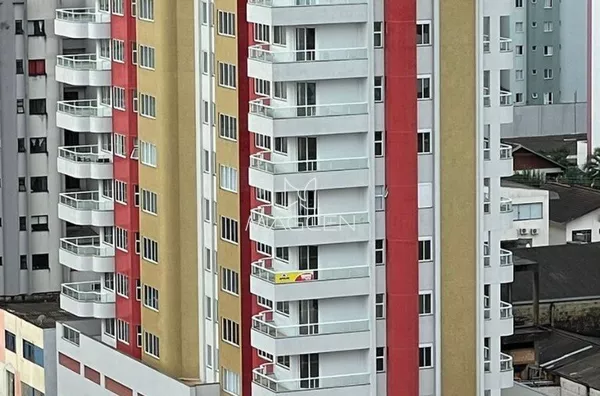 Apartamento de alto padrão no edifício Alice Sartor, com três suítes.