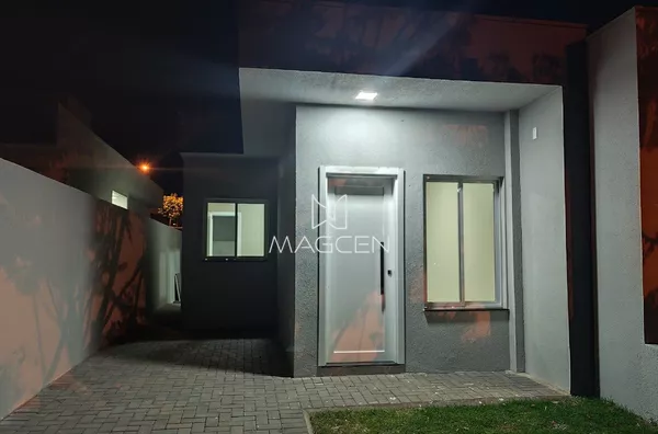 Casa com murros altos para edícula futura 