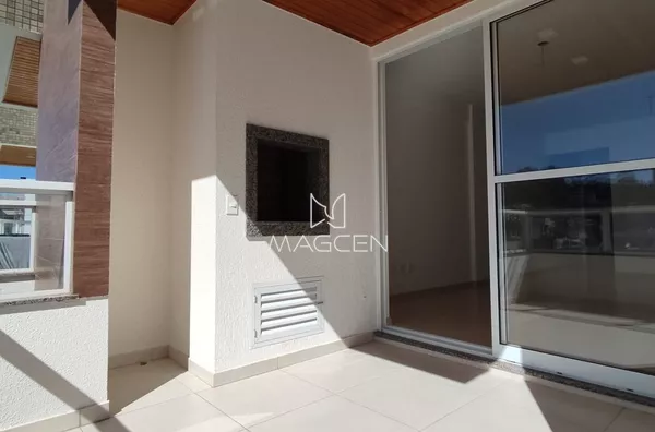 Apartamento com sol da manhã na sacada