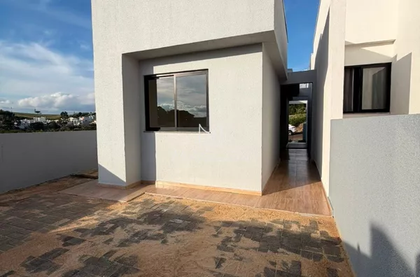 Casa com churrasqueira e amplo espaço nos fundos no bairro Fraron
