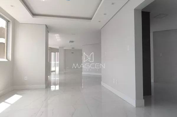 Apartamento de alto padrão no edifício Alice Sartor, com três suítes.