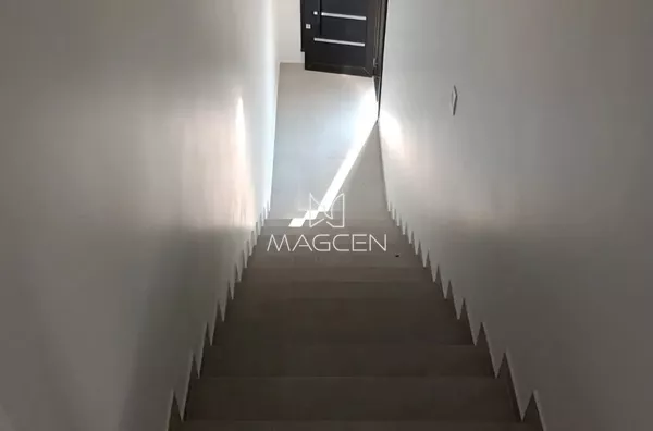 Sobrado com sol da manhã