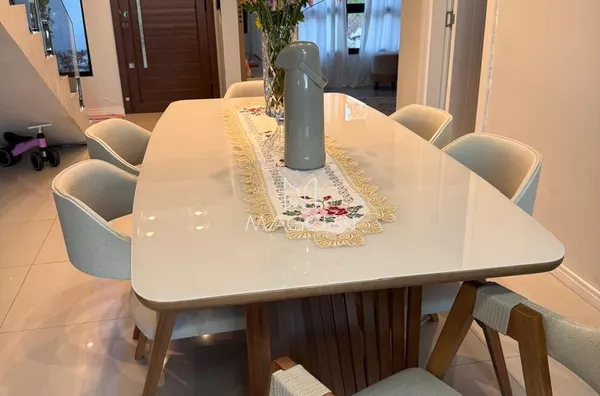 mesa de jantar (inclusa no valor ) 
