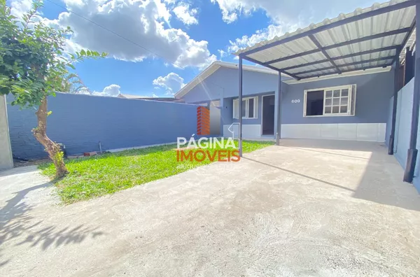 Pátio da frente com garagem e jardim