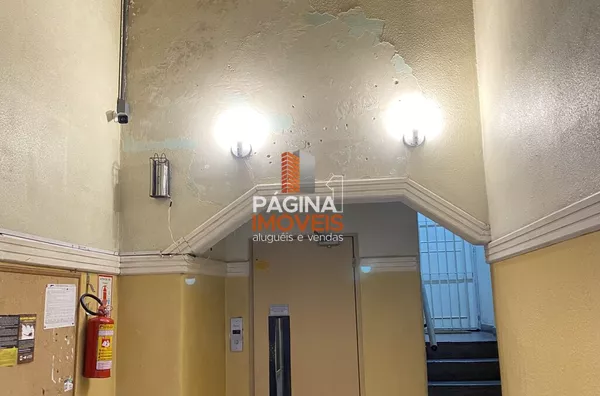 Página 1 Imóveis anuncia ótima opção de "apartamento 3 dormitórios" à venda no Centro Histórico de Porto Alegre/RS.