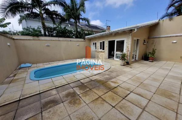 Pátio dos fundos com quiosque e piscina