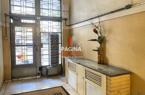 Página 1 Imóveis anuncia ótima opção de "apartamento 3 dormitórios" à venda no Centro Histórico de Porto Alegre/RS.